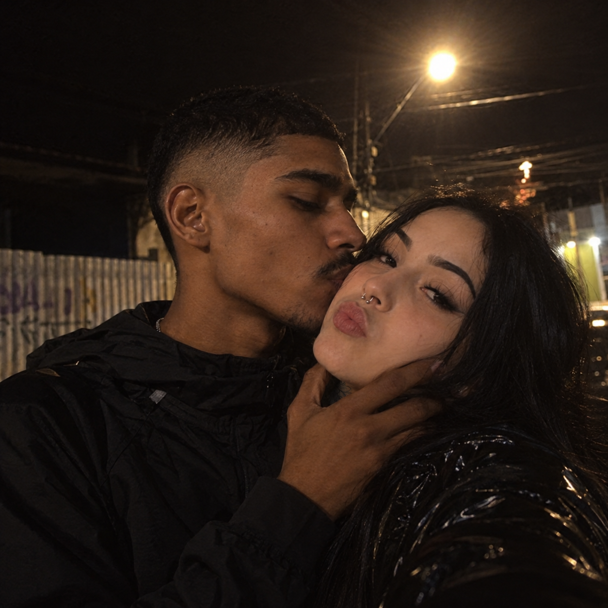 Imagem imaginada de um beijo meu na tua bochecha, à noite